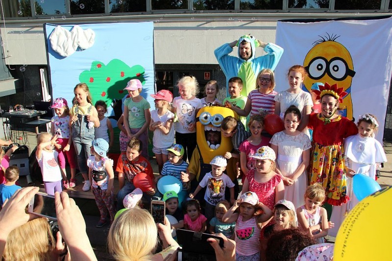 Na zdjęciu grupa dzieci wraz z postaciami z bajek