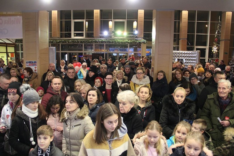 Ludzie zebrani w holu Oświęcimskiego Centrum Kultury 