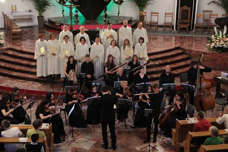 Chór i muzycy występują w Kościele