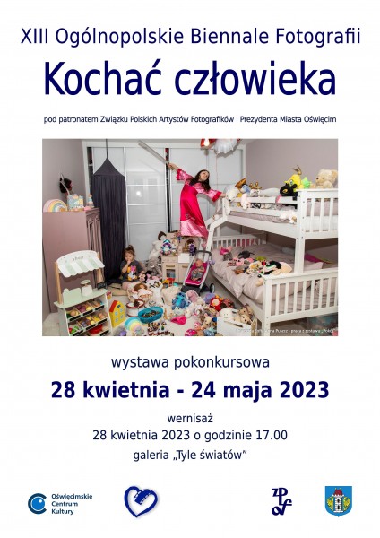 Plakat XIII Ogólnopolskiego Biennale Fotografii pt. "Kochać człowieka" 2023