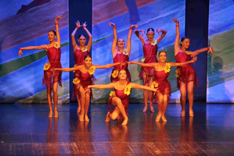 Grupa dziewcząt na scenie w tańcu