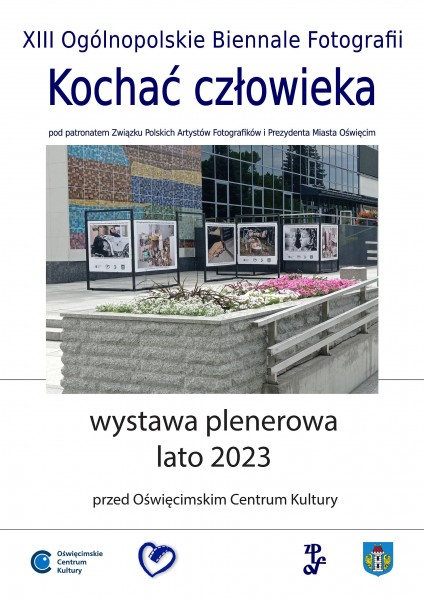 Plakat XIII Ogólnopolskiego Bienanle Fotografii przedstawia wystawę plenerową