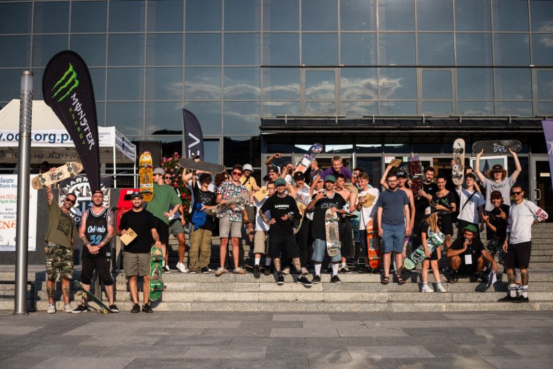 Fani deskorolek pozują do zdjęcia pod Oświęcimski Centrum Kultury