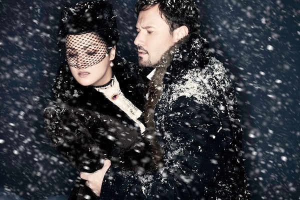 Kobieta i mężczyzna w objęciach, w tle śnieżyca.