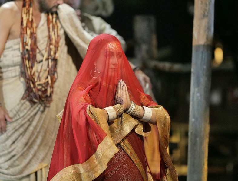 Kobieta z zasłoniętą twarzą czerwonym szlem 