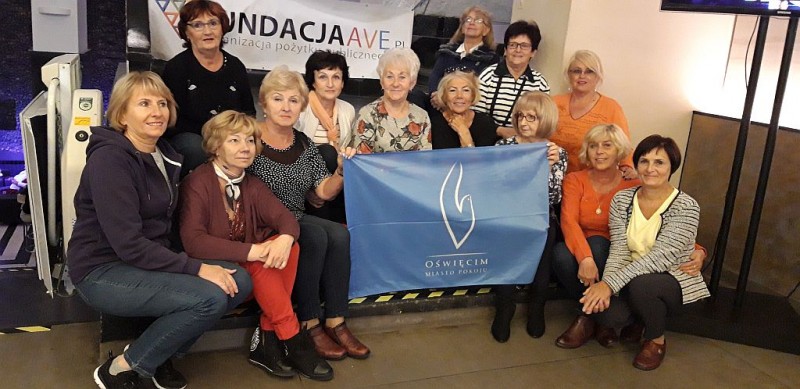Grupa kobiet Z flagą miasta Oświęcim
