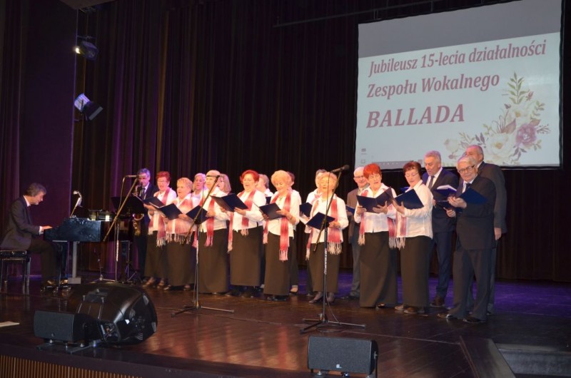 Zespół Ballada śpiewa piosenkę