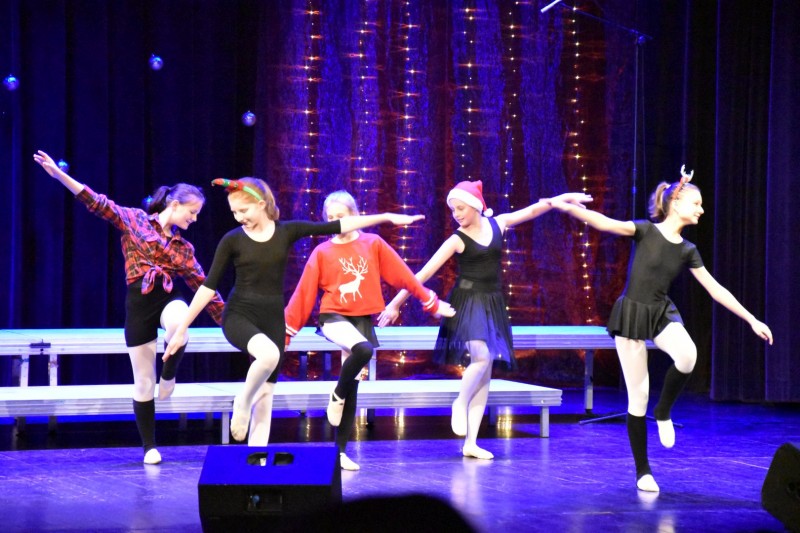 Dziewczynki tańczą na scenie