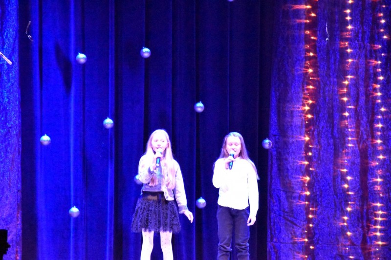 Dwie dziewczynki śpiewają kolędę