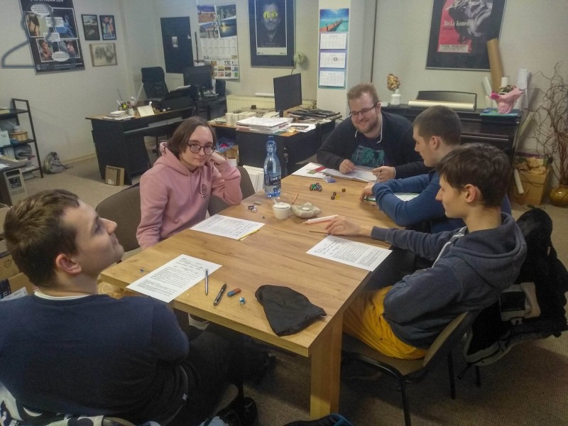 Mężczyźni przy stole planują strategię gry