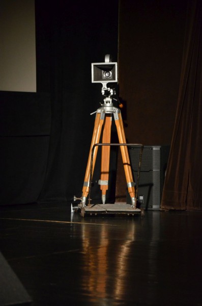 Na scenie stoi stara kamera na statywie