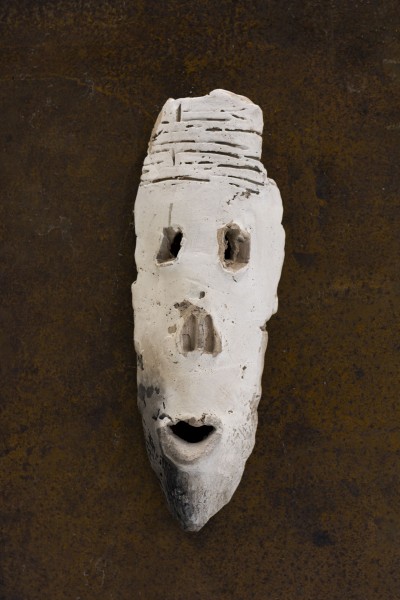 Rzeźba zniekształconej twarzy bez nosa w kolorze białym