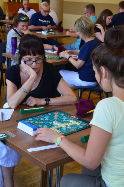 Dwie kobiety grają w Scrabble