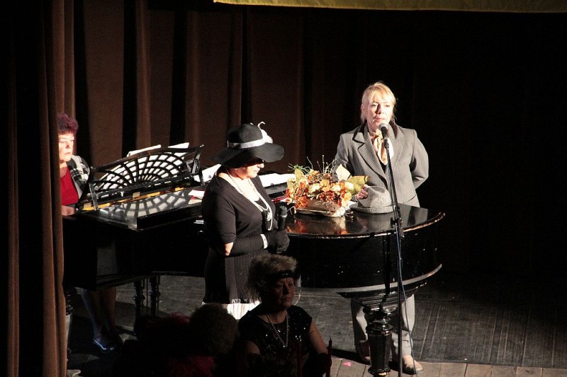 Dwie kobiety stoją przy fortepianie