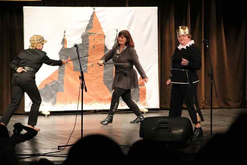 Na scenie trzy kobiety. Jedna z nich ma na łowie koronę