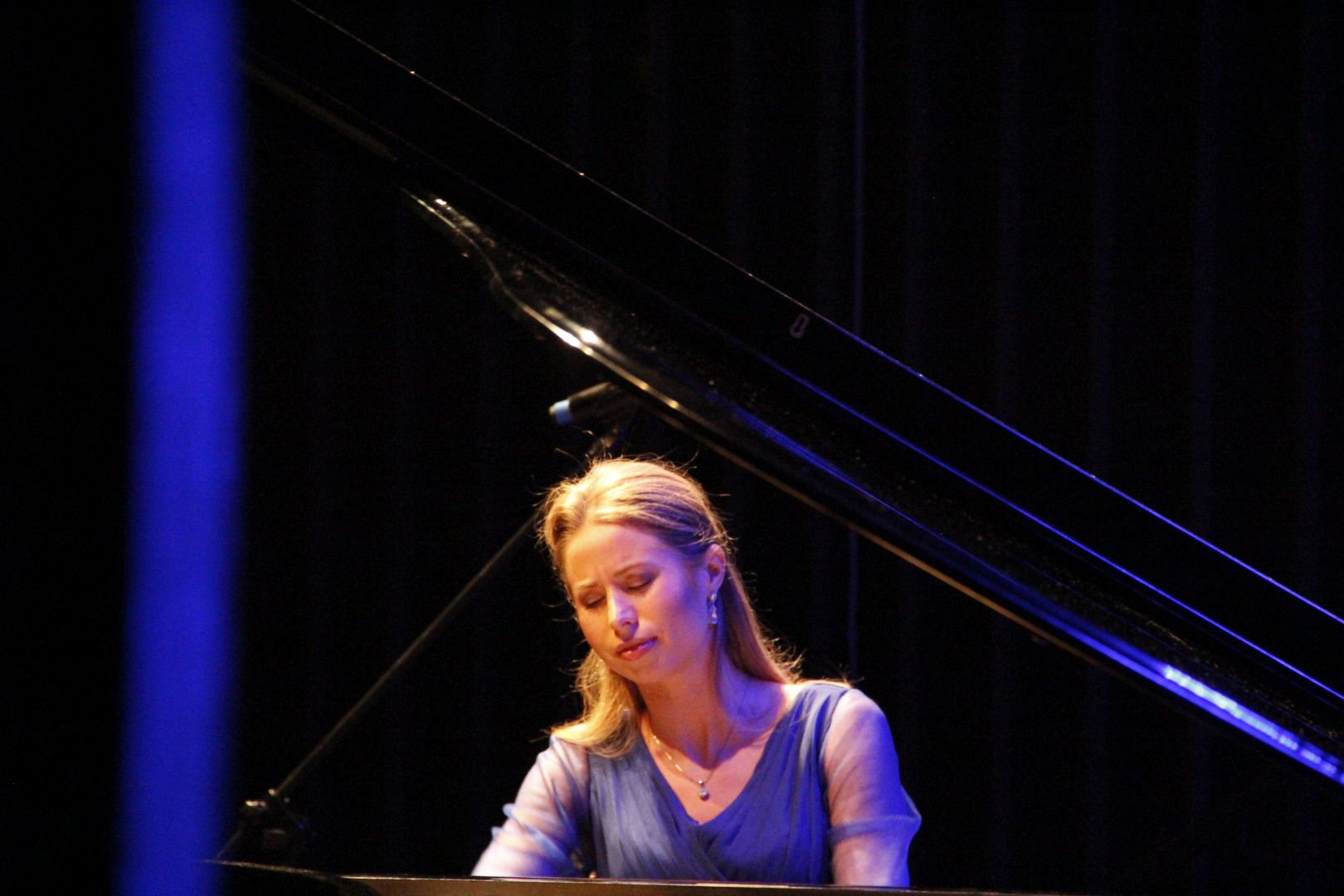 na zdjęciu Anna Lipiak przy fortepianie