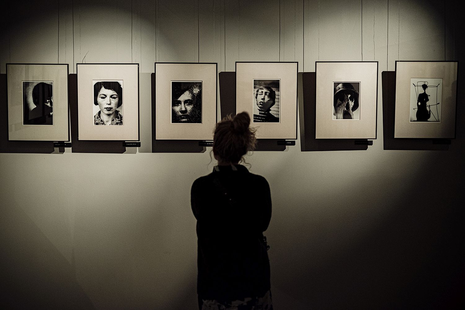 Widz podziwiający zdjęcia Zdzisława Beksińskiego na wystawie w OCK