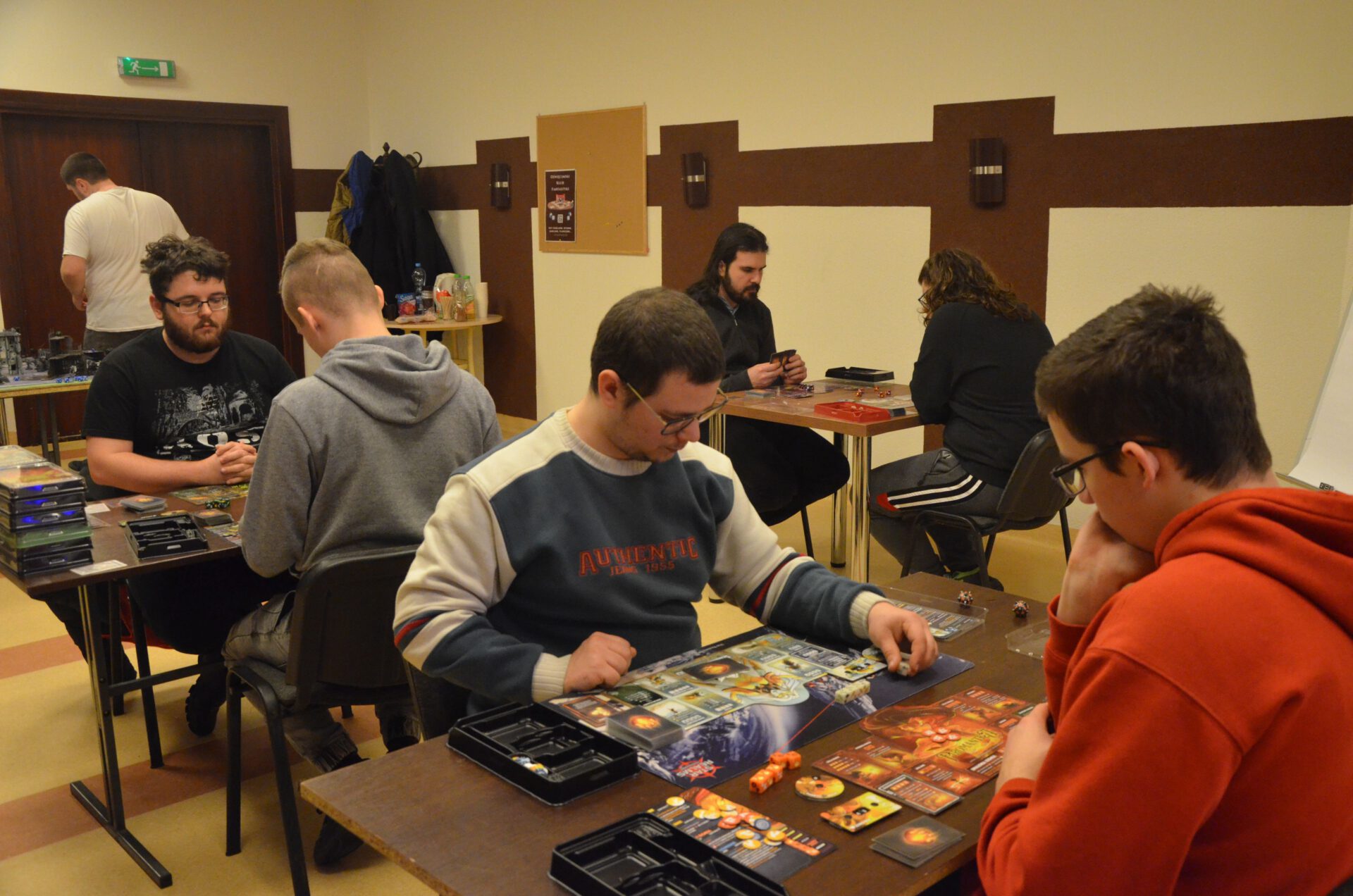 Kilka osób grających podczas turnieju w grę Dice Throne