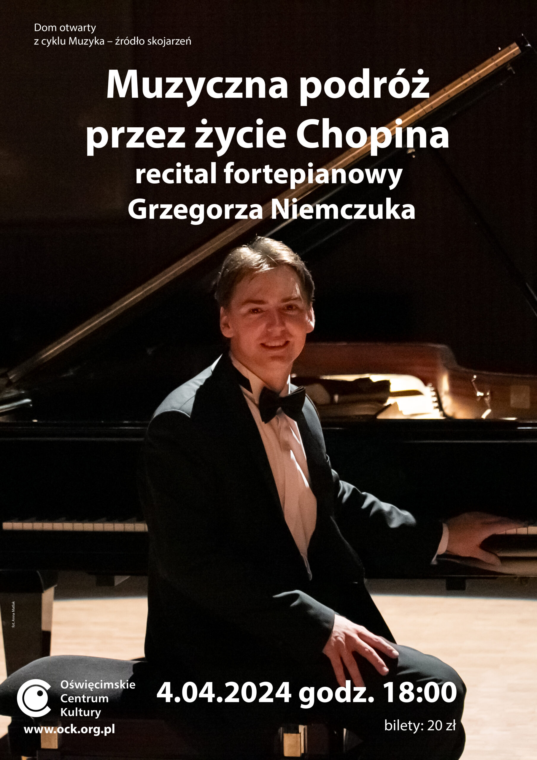na plakacie Grzegorz Niemczuk przy fortepianie