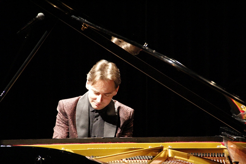 na zdjęciu Grzegorz Niemczuk przy fortepianie