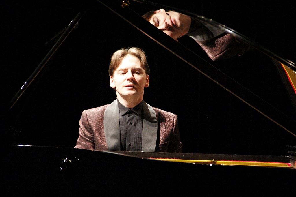 na zdjęciu Grzegorz Niemczuk przy fortepianie