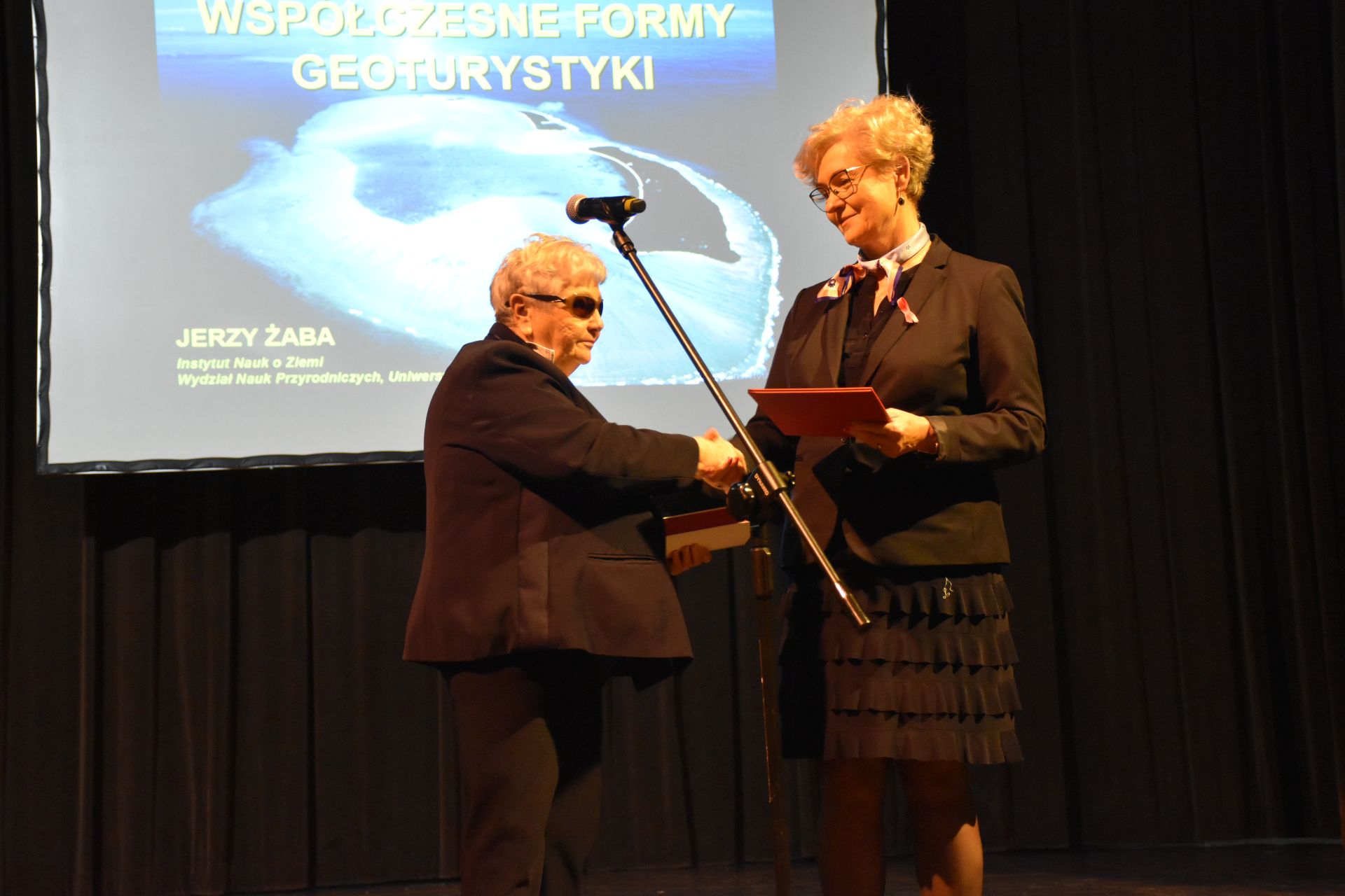 Karolina Domider odbiera medal Senatu RP