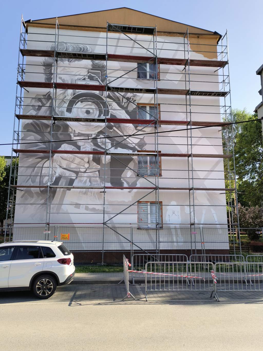 ściana z powstającym muralem