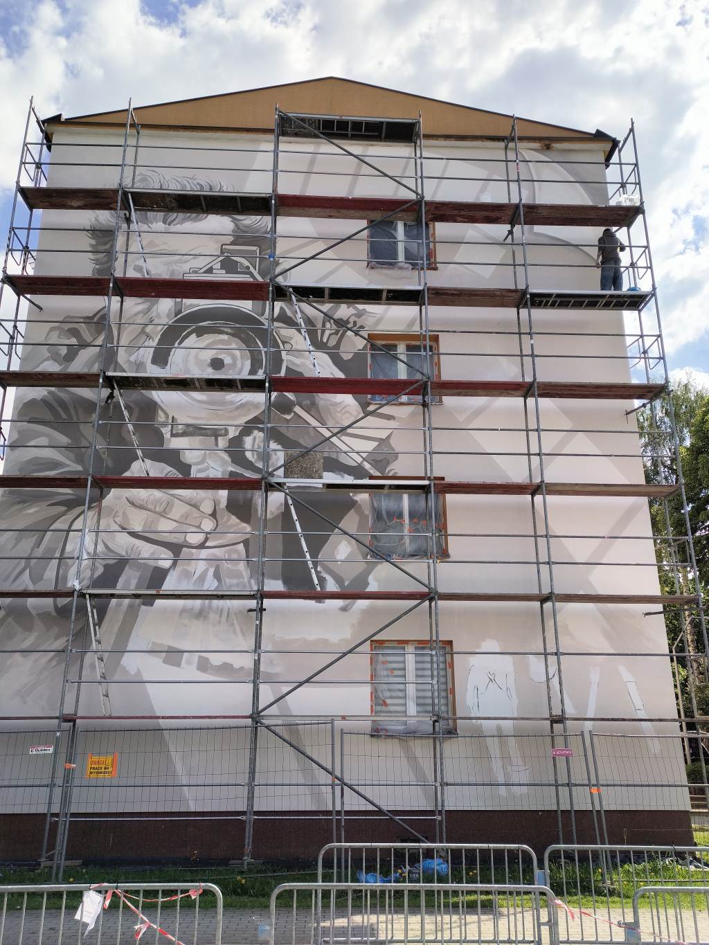 ściana z powstającym muralem
