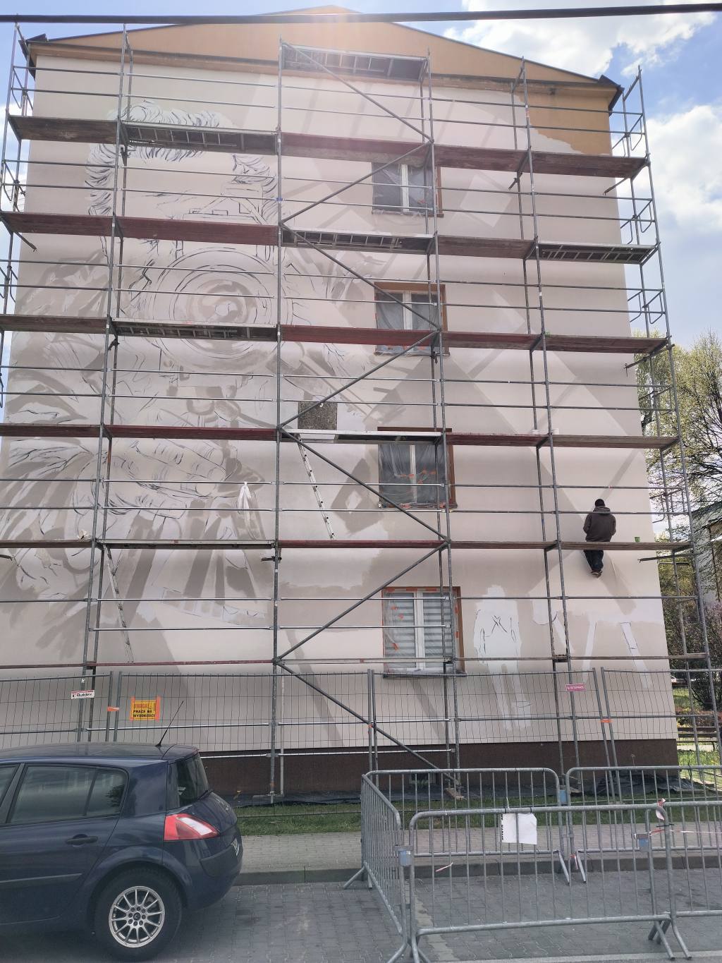 ściana z powstającym muralem