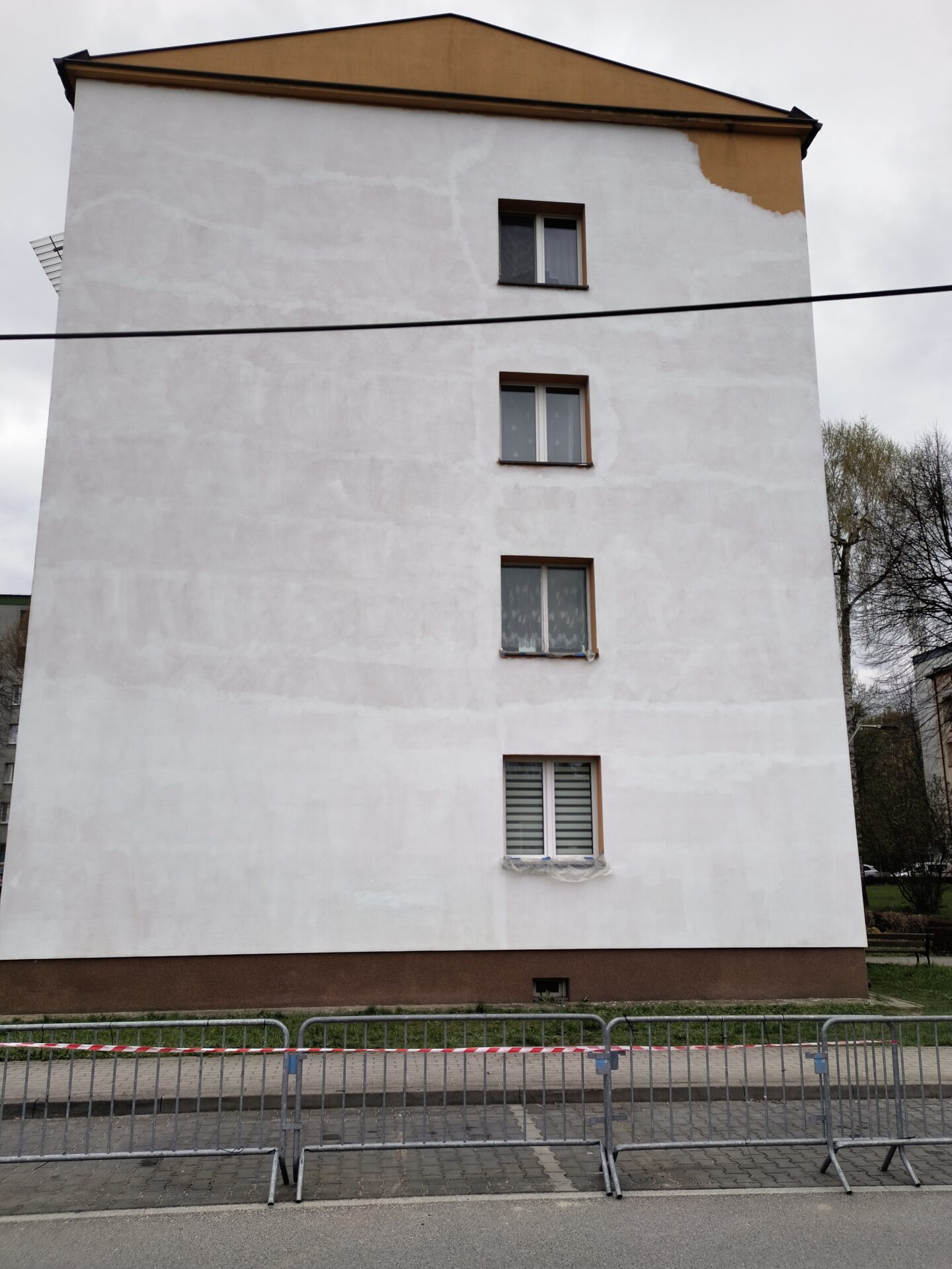 ściana z powstającym muralem