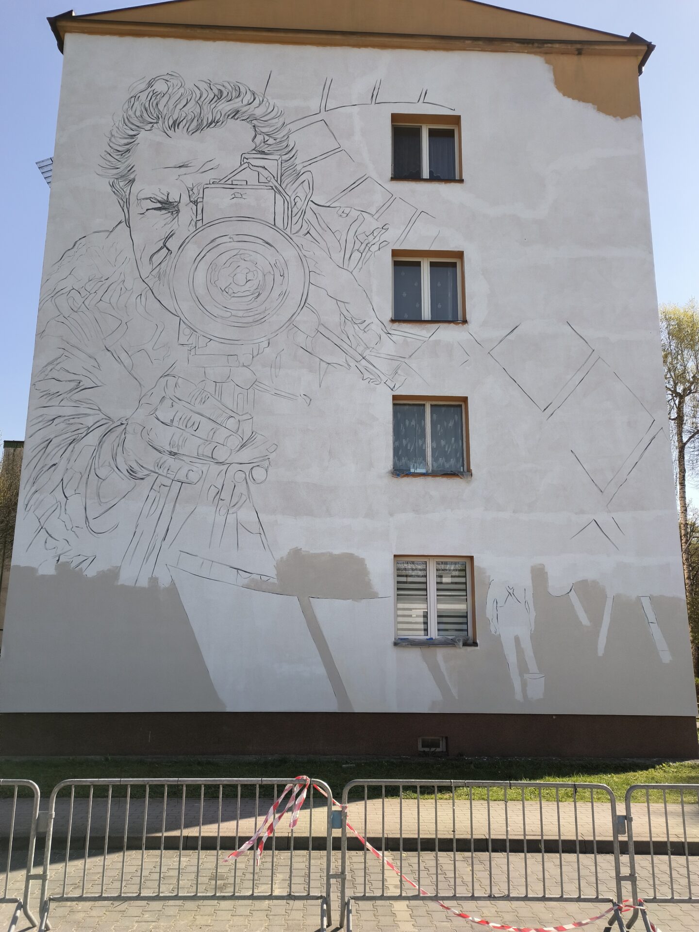 ściana z powstającym muralem