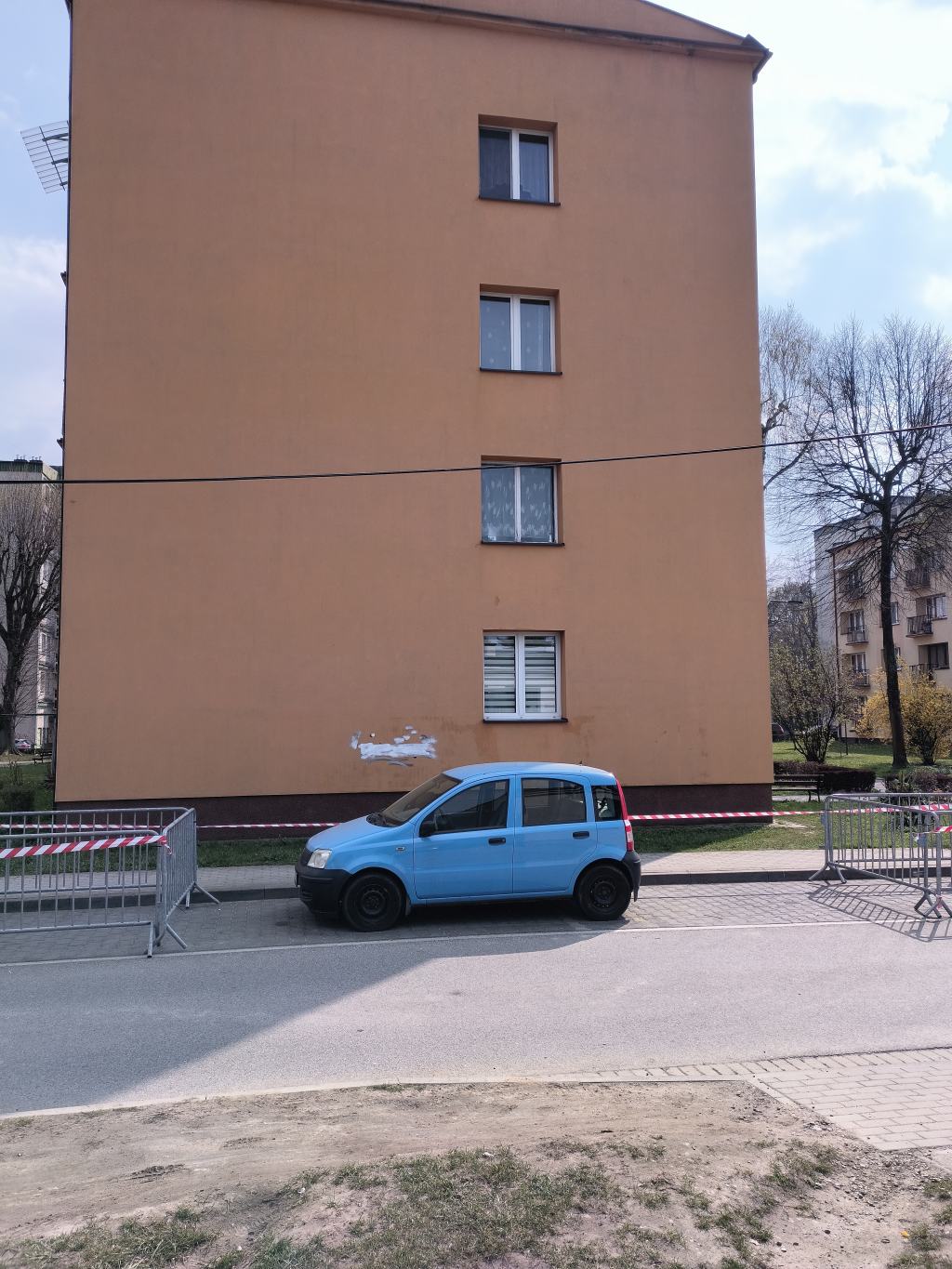 ściana z powstającym muralem