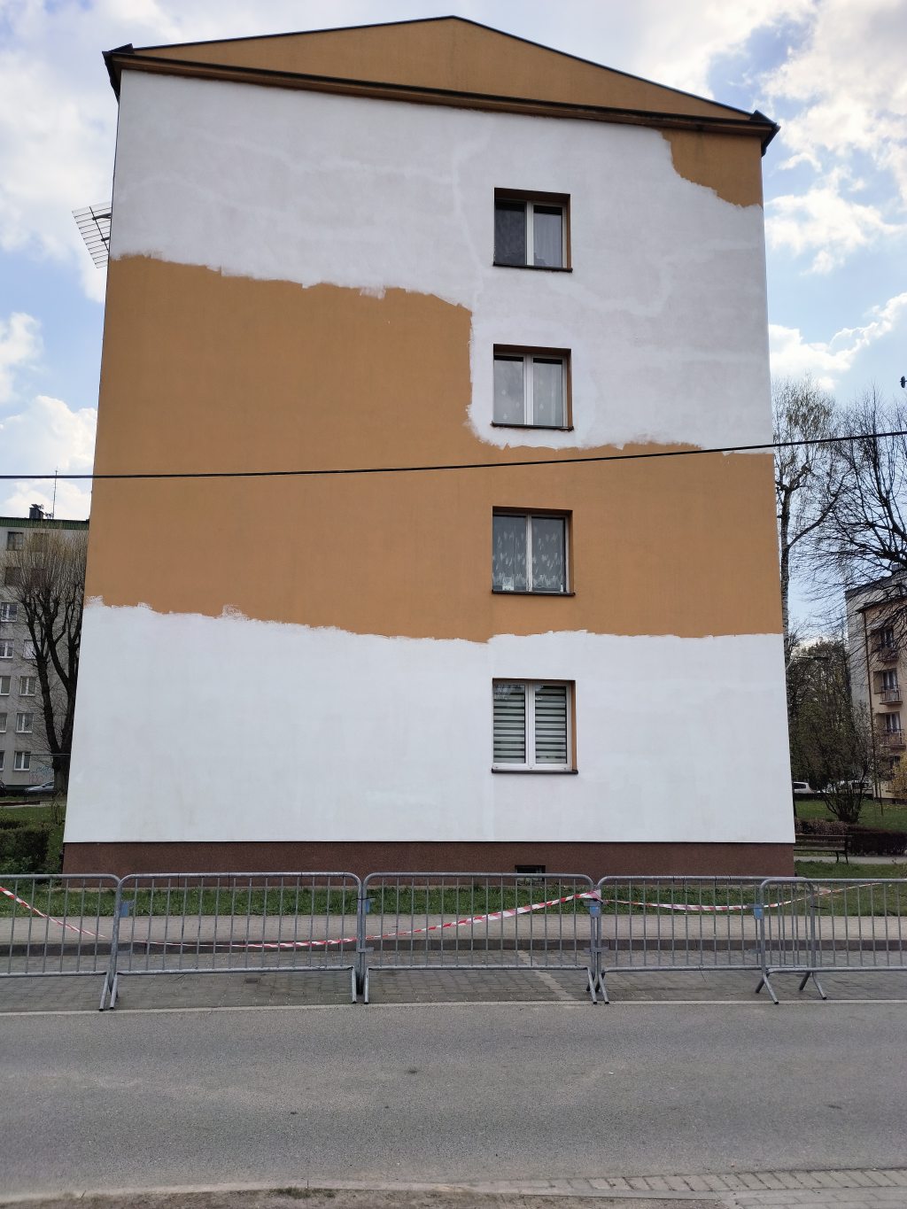 ściana z powstającym muralem