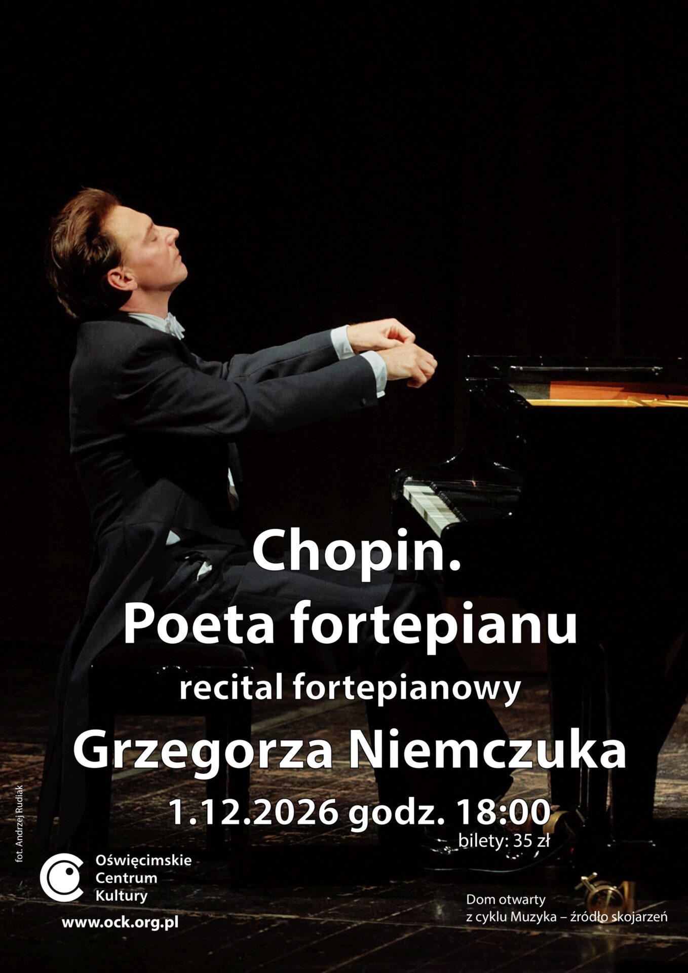 na plakacie Grzegorz Niemczuk przy fortepianie