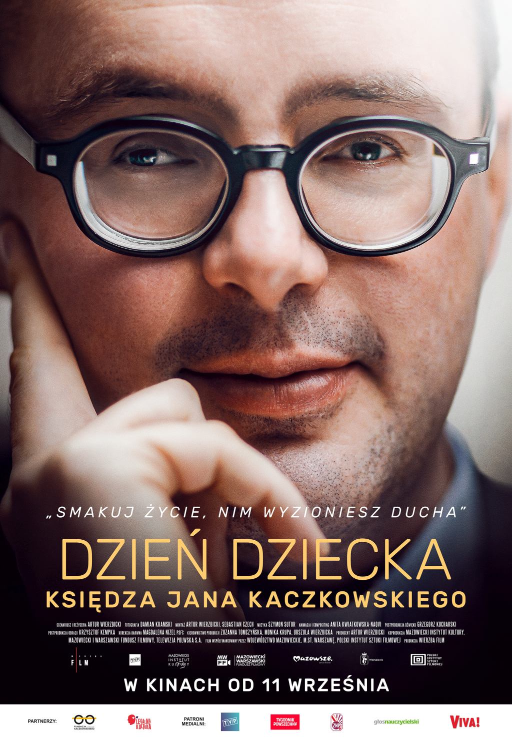 na plakacie ksiądz Jan Kaczkowski